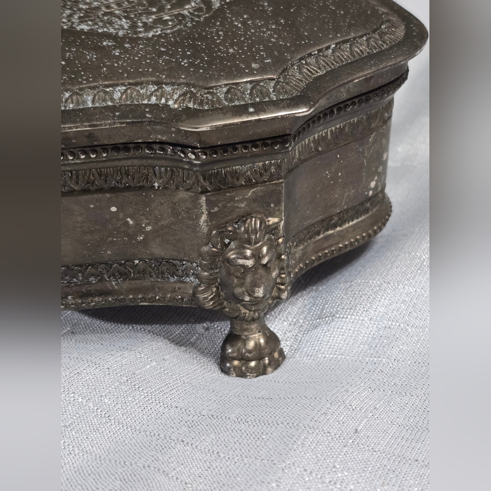 Vintage International Silver Co. Lion Crest Metal Trinket Hairpin Jewelry Box - Picture 4 of 11